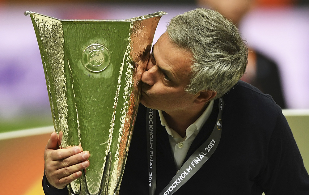 Manchester United manager Jose Mourinho, Henrikh Mkhitaryan and the bench  celebrate victory at full time of the UEFA Europa League Final at the  Friends Arena in Stockholm, Sweden Stock Photo - Alamy